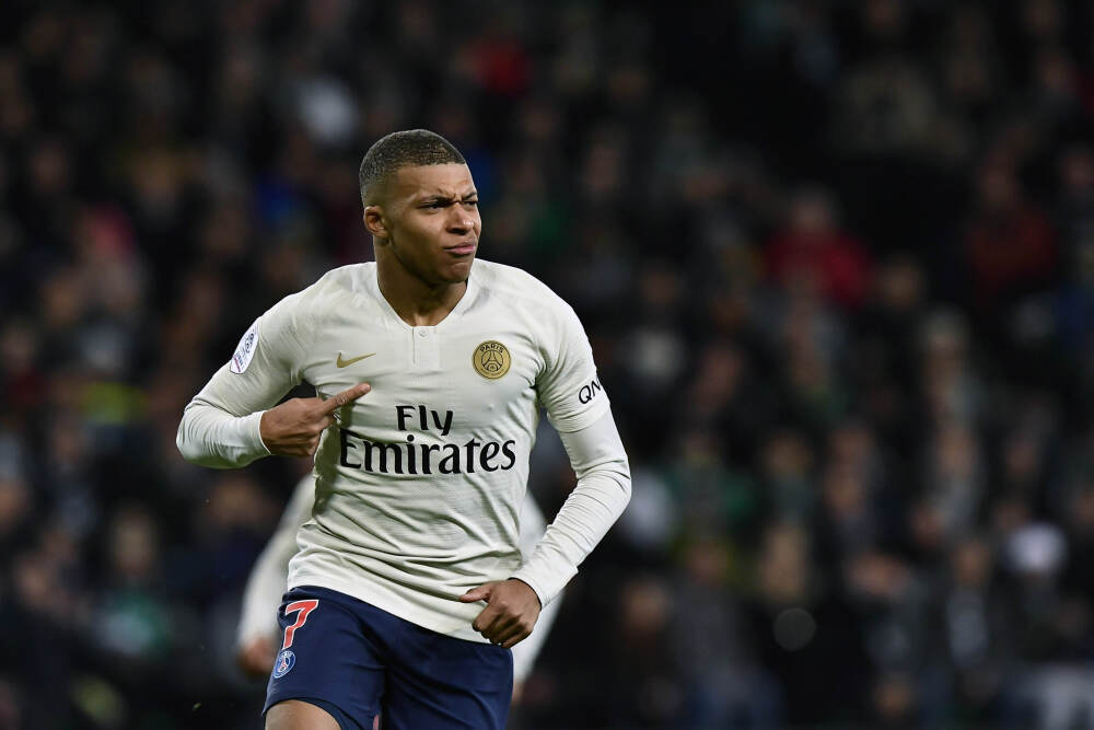 伤缺3周！曝姆巴佩瞒伤踢满3场+只为破C罗纪录 球迷怒喷：私心重